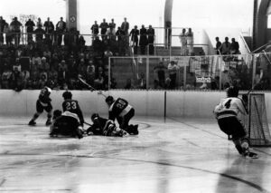 Die Linzer Eissporthalle wird am 10. Mai 1985 eröffnet