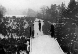 Der Verein ATSV Linz saniert die seit 1905 bestehende Schisprungschanze am Pöstlingberg auf der Mayrwiesen als 32-Meter-Schanze mit einem hölzernen Anlaufgerüst. Die Anlage verfällt im Laufe der 1950er Jahre