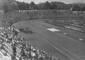 Eröffnung des Linzer Stadions: Sechs Jahre nach Festlegung auf den Standort einer Lehmgrube neben der ehemaligen Froschberg Ziegelei eröffnet am 28. Juni