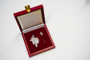 Auf Anregung von Bürgermeister Dr. Ernst Koref wird die Einführung des Stadtsportehrenzeichens der Stadt Linz beschlossen