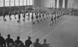 Der massive Ausbau der Bildungseinrichtungen ab der Mitte der 1960er Jahre hat auch den Ausbau der Sporteinrichtungen „Keine Schule ohne Turnhalle und Sportplatz“ zur Folge