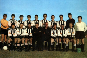 Der LASK krönt sich in der Saison 1964/65 als erster nicht aus Wien stammender Verein zum österreichischen Fußballmeister und Cupsieger